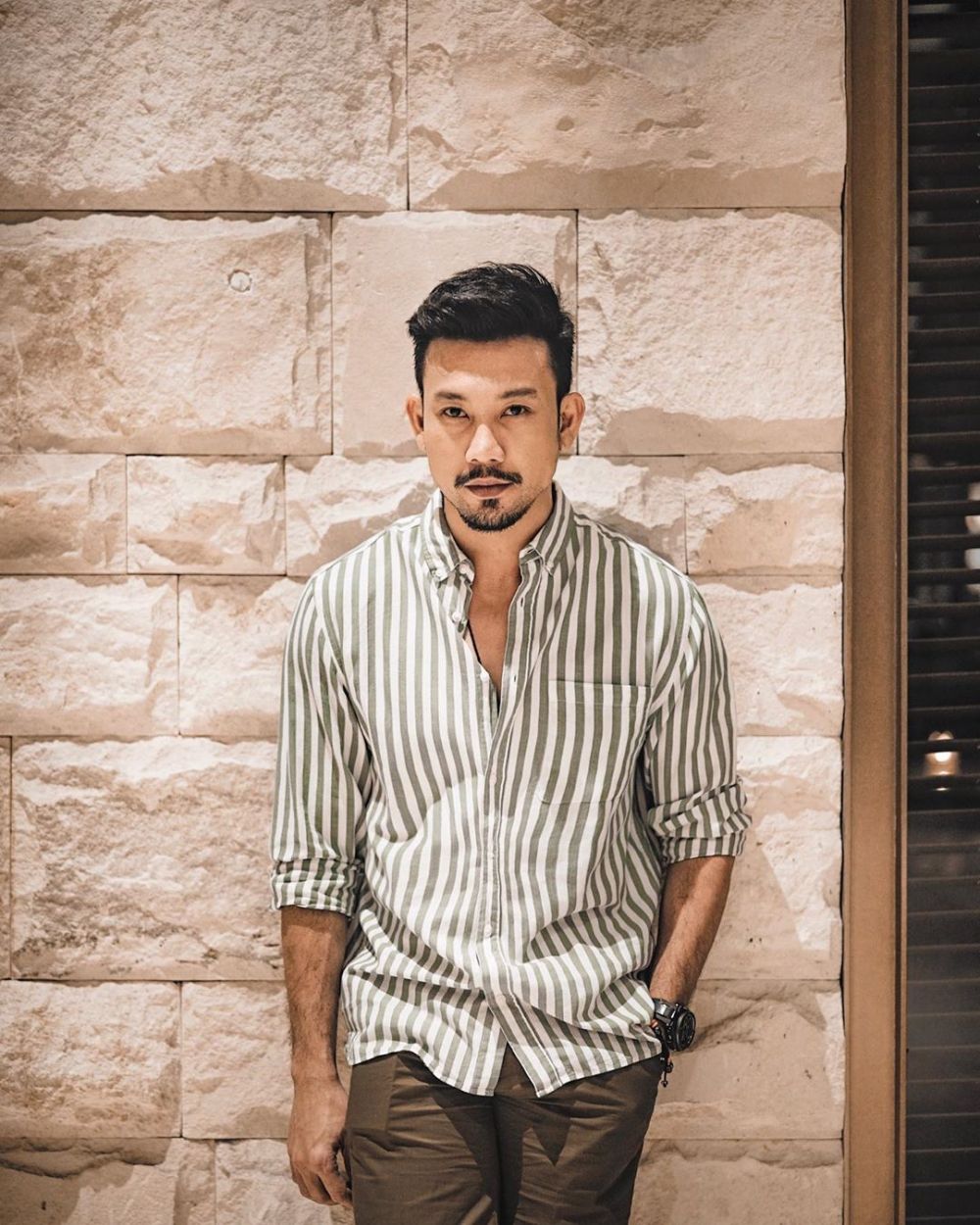 Gaya 10 seleb kenakan kemeja dada terbuka, ganteng abis