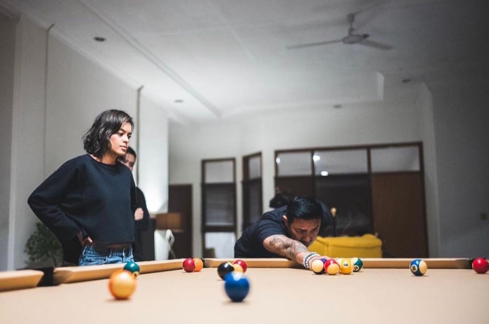 10 Penampakan rumah Sophia Latjuba, ada ruangan khusus biliar