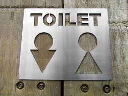 10 Tanda di pintu toilet ini kelewat kreatif, bikin nyengir