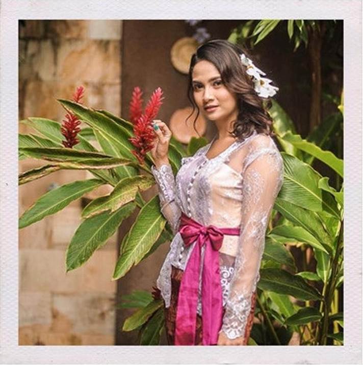 10 Pesona Vanessa Angel tanpa makeup tebal, tetap cantik