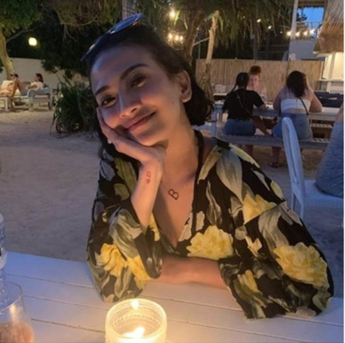 10 Pesona Vanessa Angel tanpa makeup tebal, tetap cantik