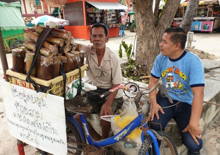 Kisah pria tuna netra jual nasi ketan demi biaya pengobatan istri