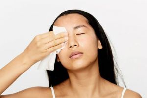 Bersihkan wajah pakai tisu basah, bisa munculkan masalah kulit