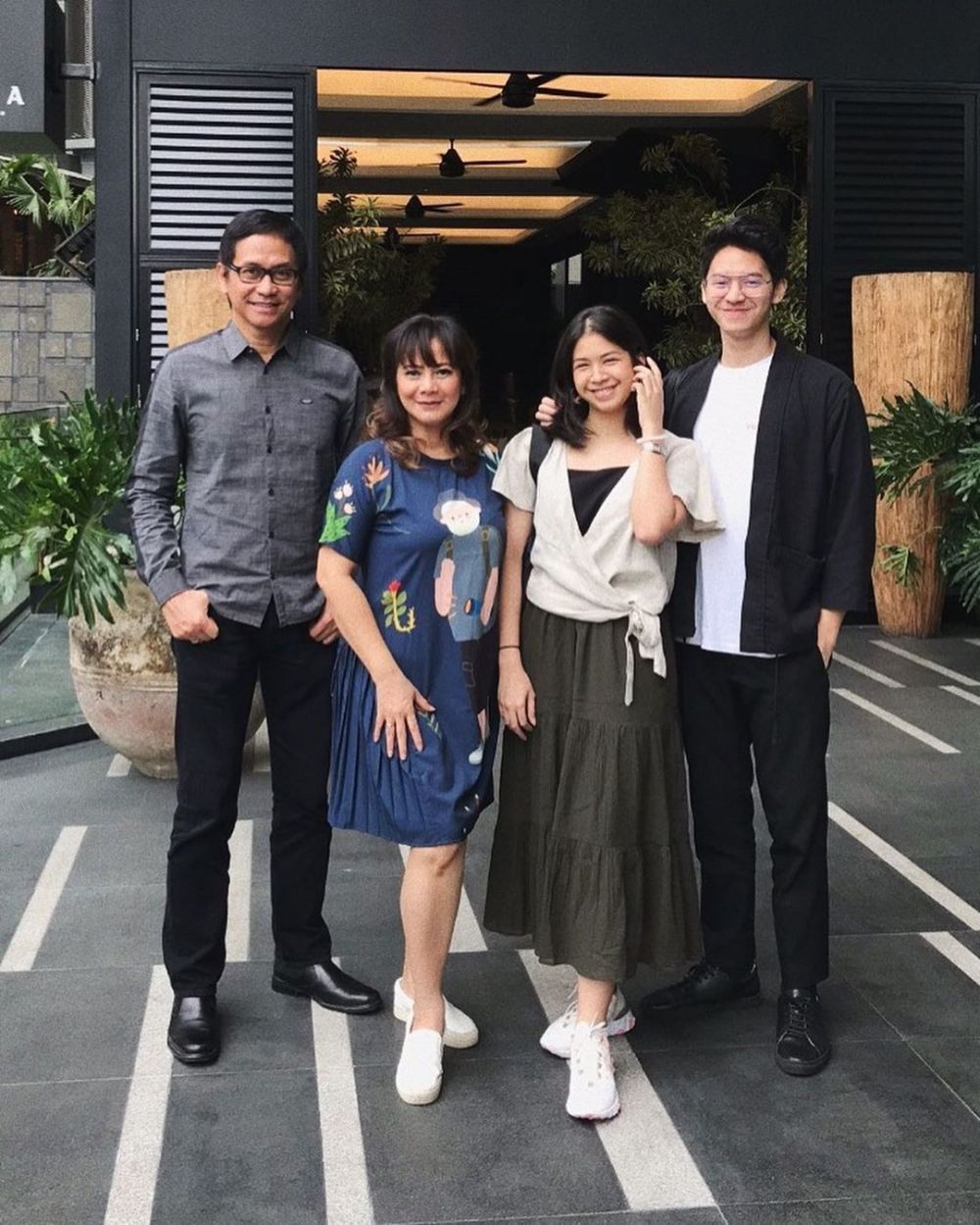 Tak melulu berdua, 5 pasang seleb ini ditemani orangtua saat pacaran