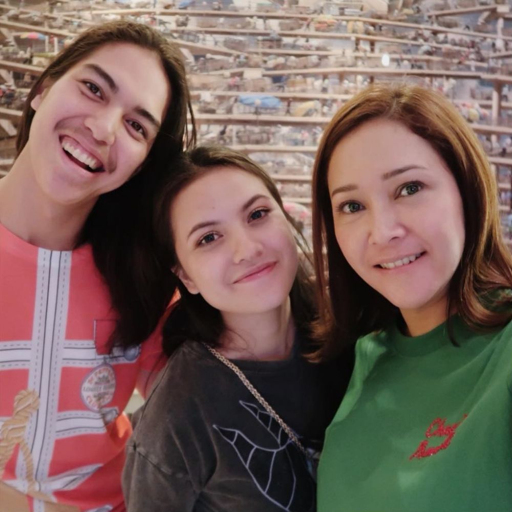 Tak melulu berdua, 5 pasang seleb ini ditemani orangtua saat pacaran