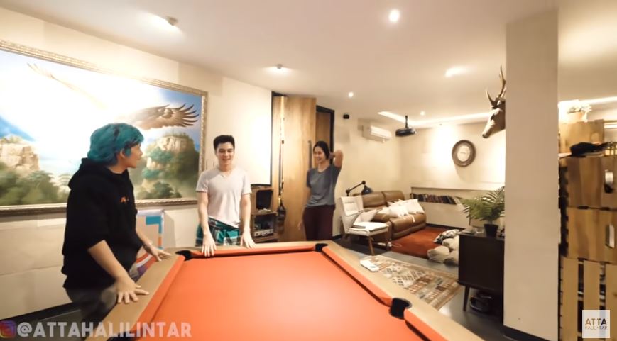 Rumah 6 seleb ini ada ruangan khusus biliar, jadi spot favorit
