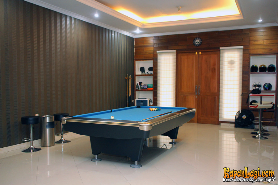 Rumah 6 seleb ini ada ruangan khusus biliar, jadi spot favorit