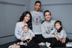 Sudah punya anak kandung, 3 seleb ini putuskan mengadopsi anak