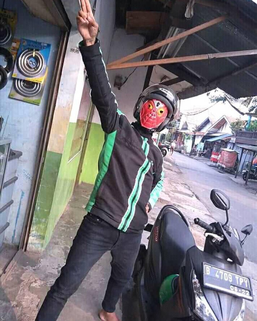 10 Potret lucu driver ojek online jadi superhero, bikin ngakak