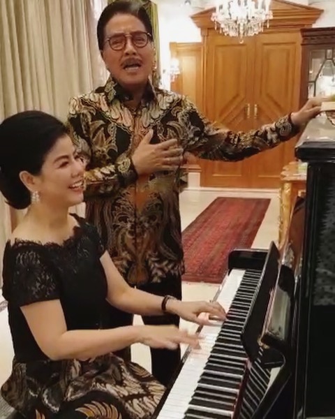 9 Potret rumah Hotma Sitompoel, desain interiornya mewah & elegan