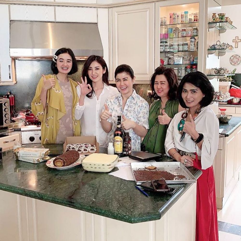 9 Potret rumah Hotma Sitompoel, desain interiornya mewah & elegan