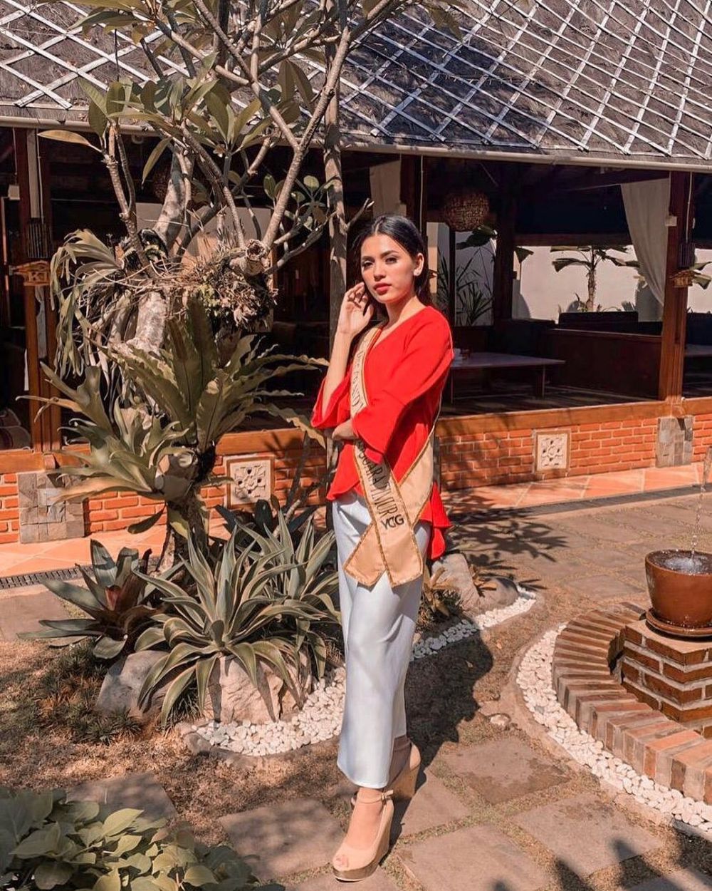10 Pesona Sarlin Jones, Miss Grand Indonesia 2019 asal Kupang