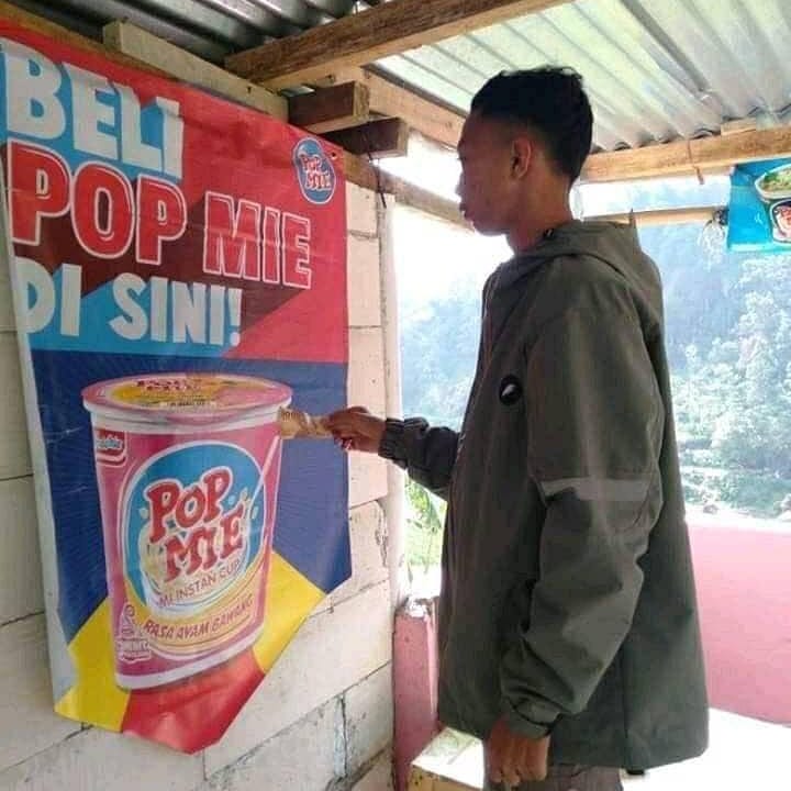 10 Tingkah lucu orang waktu jajan di kaki lima ini bikin cekikikan