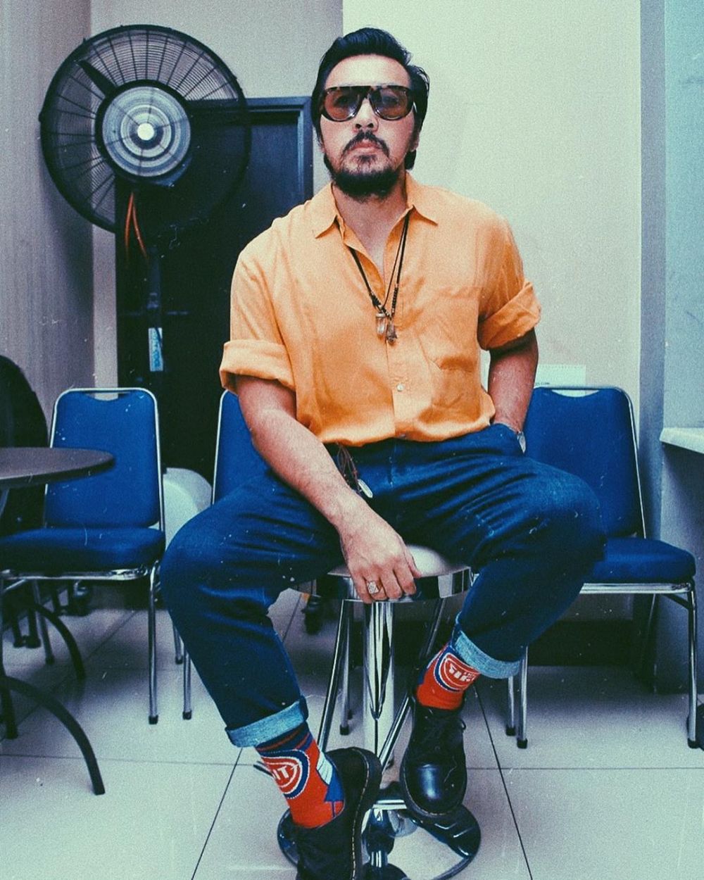 Potret 8 seleb usia 40-an dengan cambang lebat, makin berkarisma