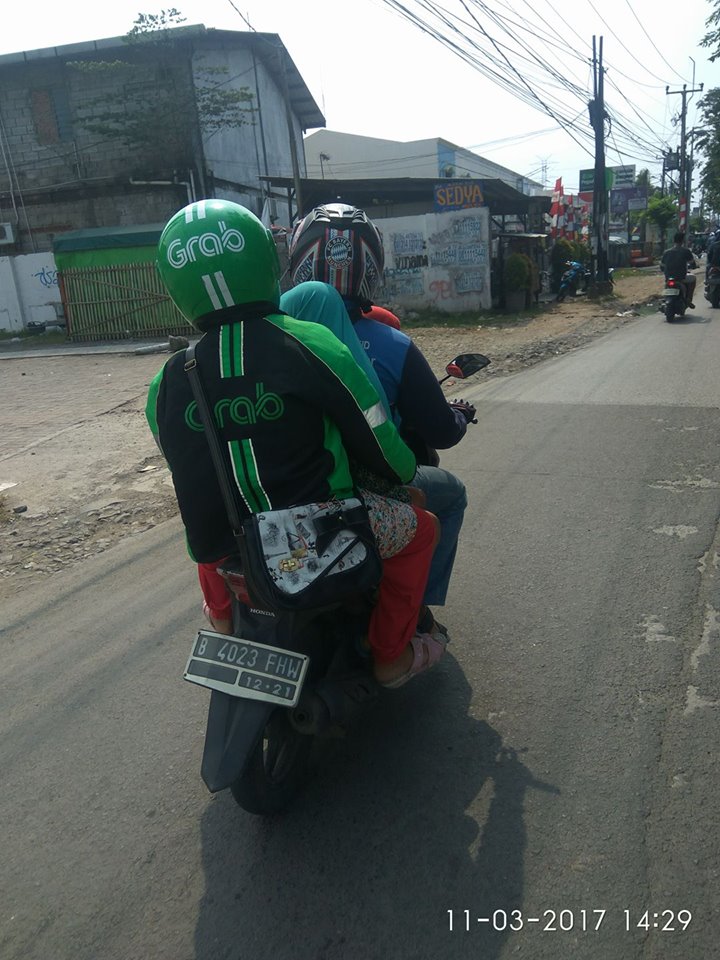 10 Momen driver ojek online dibonceng penumpang, bikin tepuk jidat