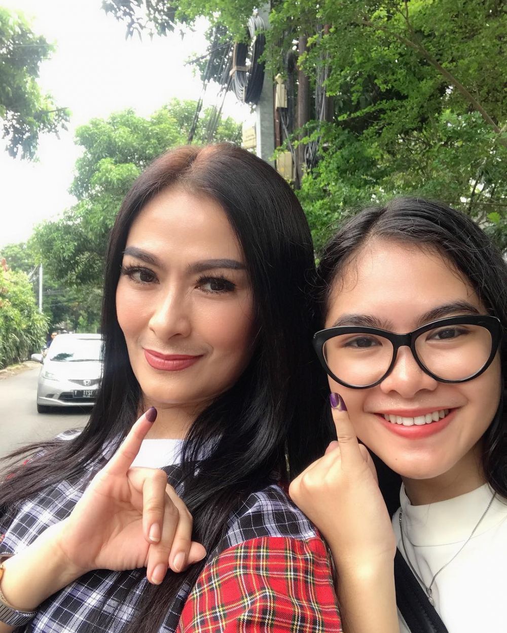 7 Potret kebersamaan Iis Dahlia dengan putrinya, bak saudara kembar