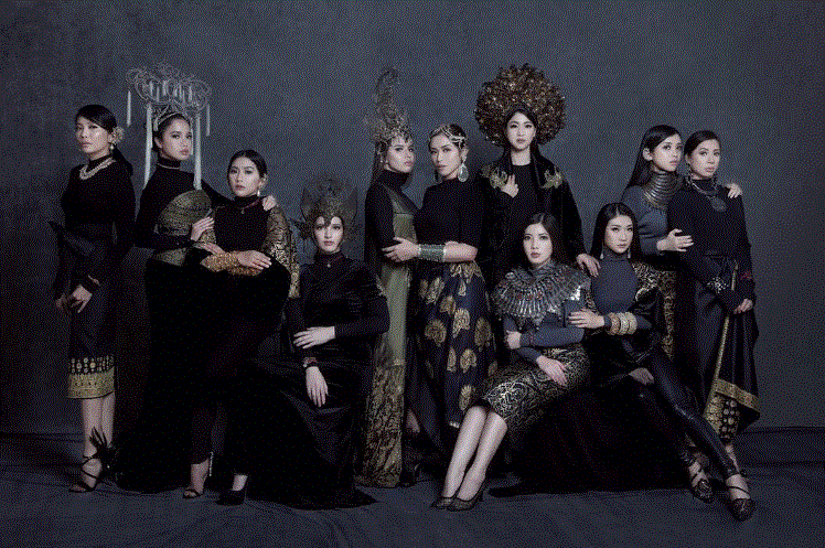 13 Gaya pemotretan Girl Squad, pakai baju tidur sampai kebaya