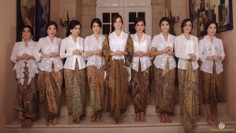 13 Gaya pemotretan Girl Squad, pakai baju tidur sampai kebaya
