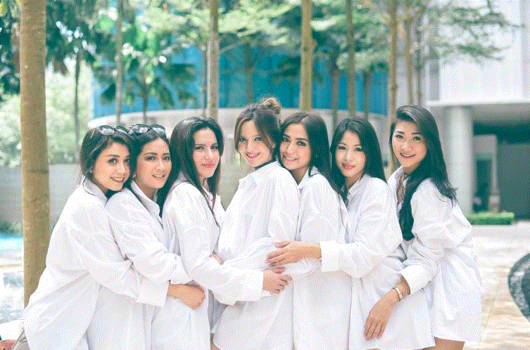 13 Gaya pemotretan Girl Squad, pakai baju tidur sampai kebaya