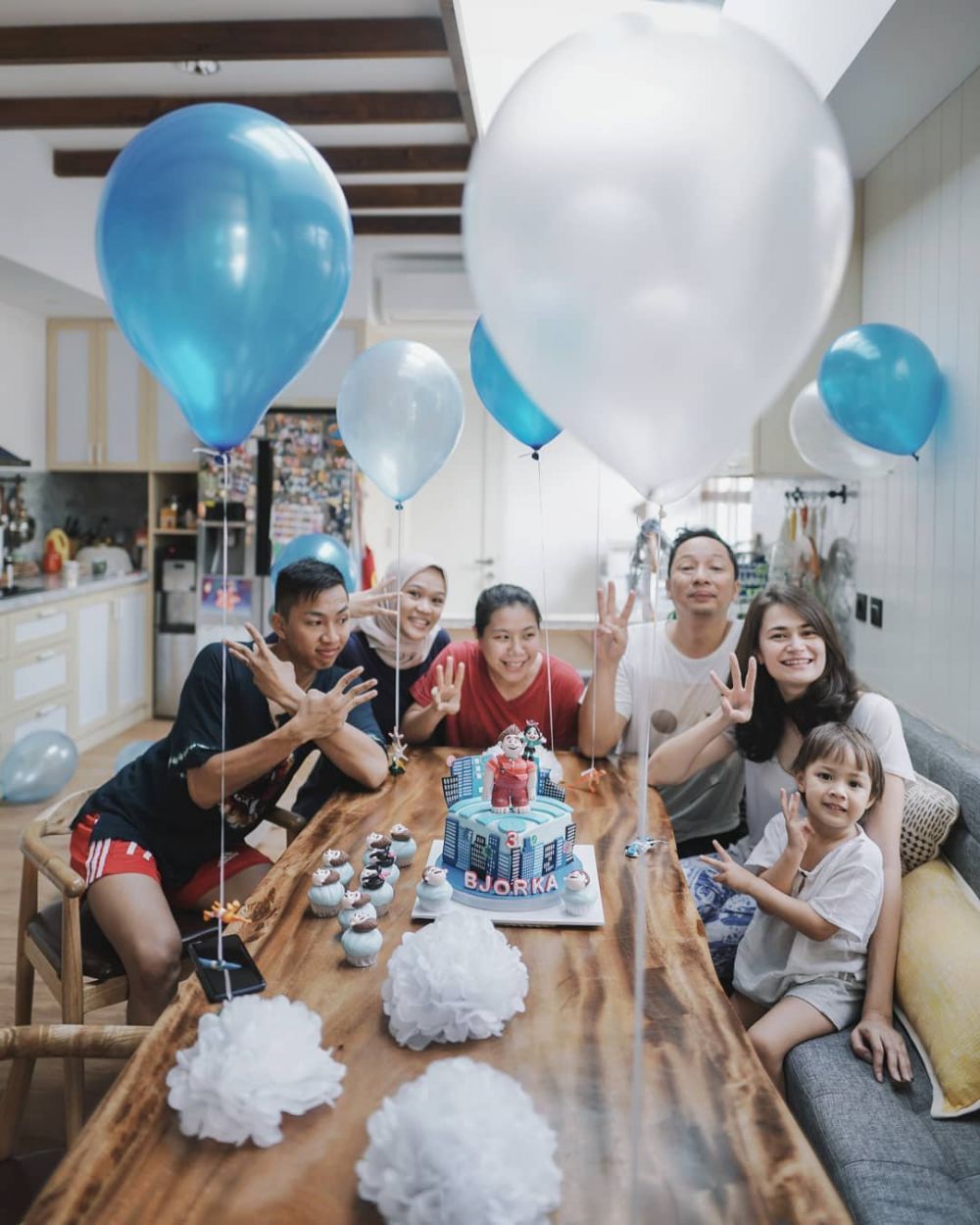 7 Potret kedekatan Rahmatika dengan keluarga Ringgo, kompak abis