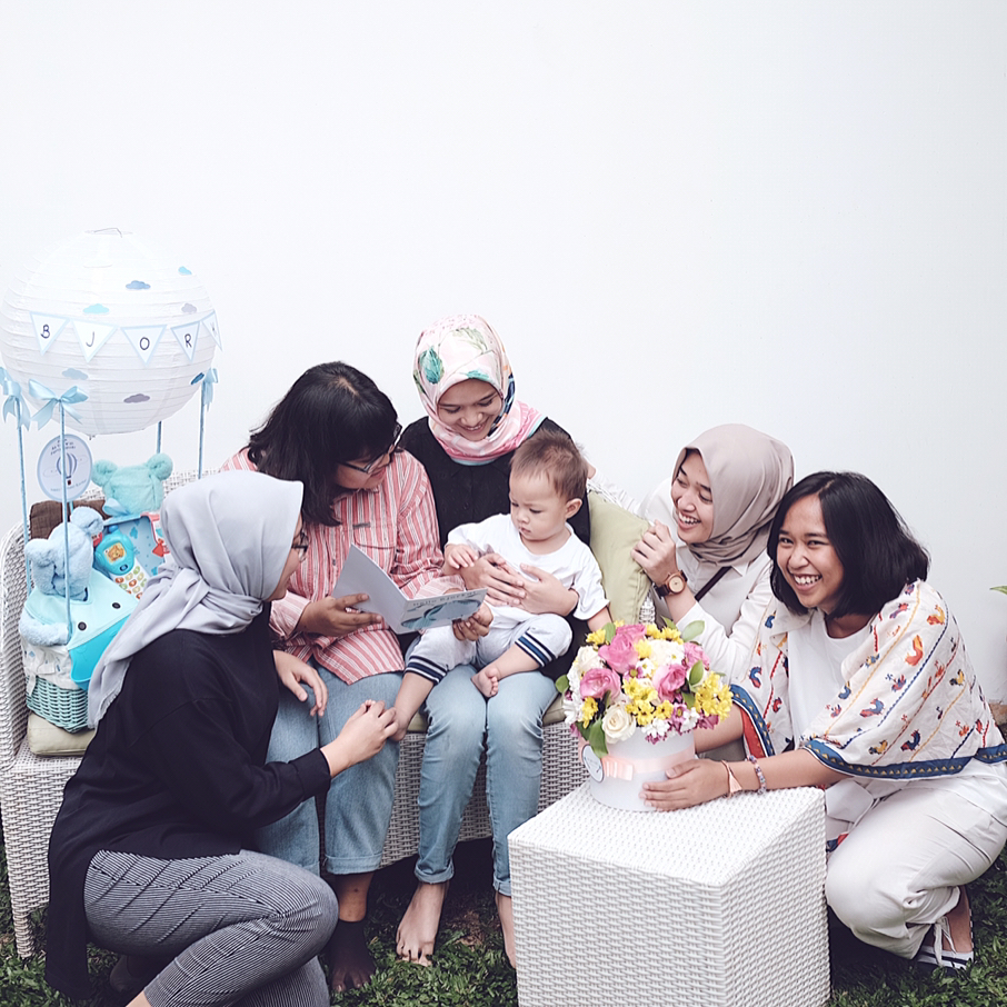 7 Potret kedekatan Rahmatika dengan keluarga Ringgo, kompak abis