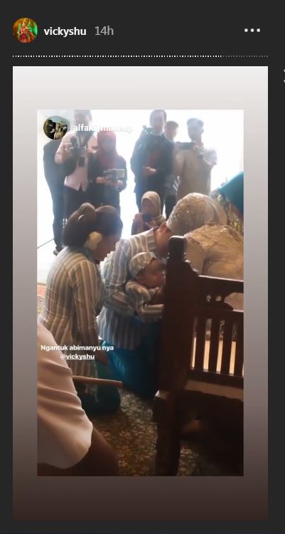 10 Momen tedak siten dan ultah pertama anak Vicky Shu, meriah 