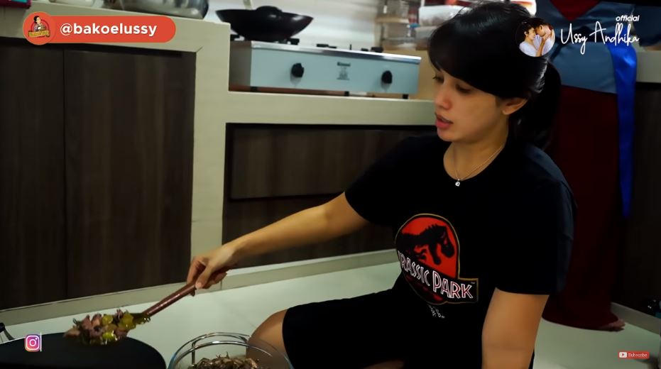 9 Gaya Ussy Sulistiawaty memasak untuk arisan, natural khas emak-emak