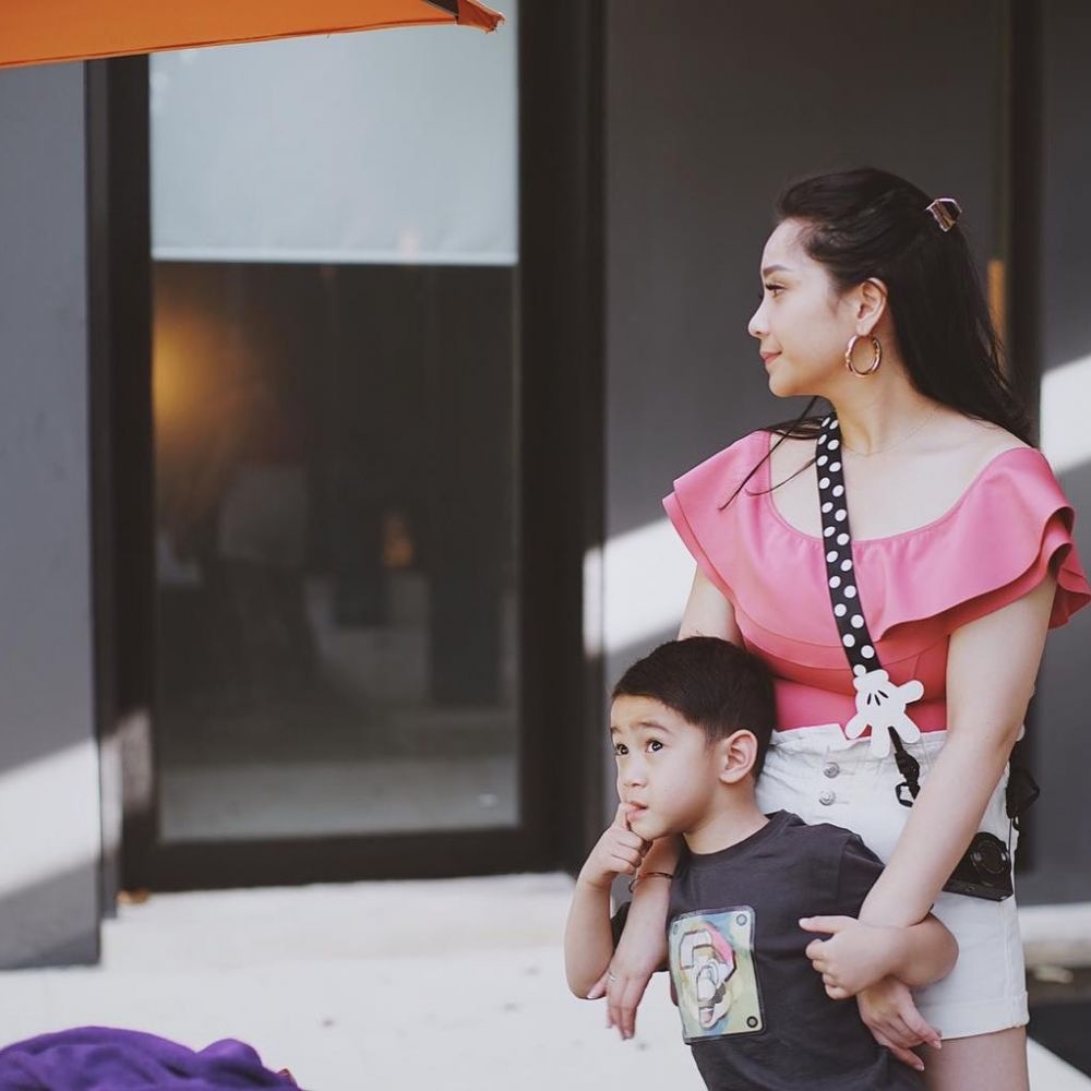 Unggah foto berenang, penampilan Nagita Slavina curi perhatian