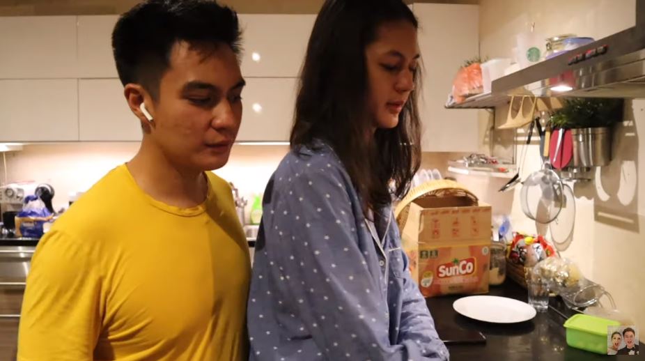 Gaya 7 seleb cantik masak di dapur, berdaster dan tanpa makeup