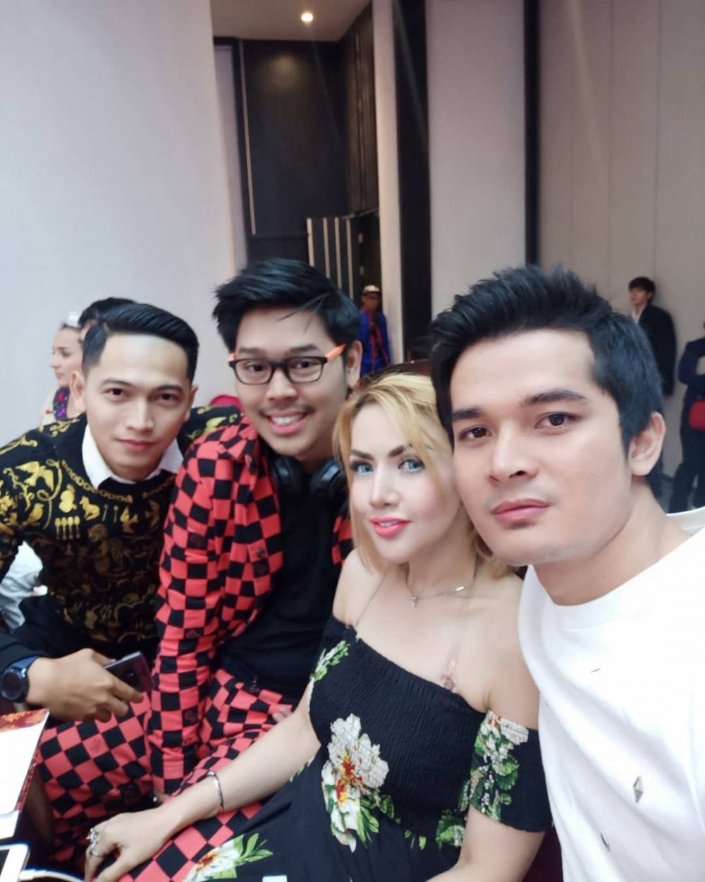 Foto bersama para pria muda, baju Barbie Kumalasari curi perhatian