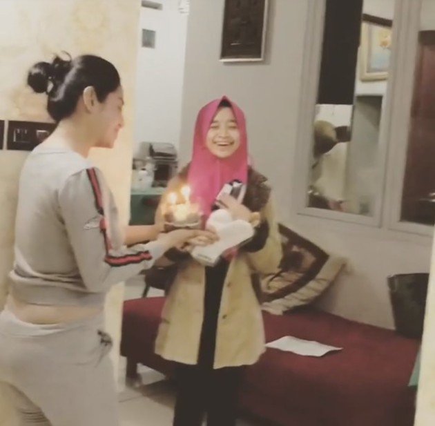 7 Selebriti ini beri kejutan ultah asisten rumah tangganya