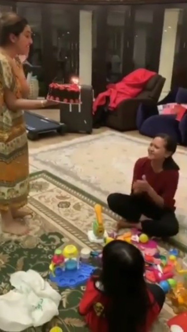 7 Selebriti ini beri kejutan ultah asisten rumah tangganya