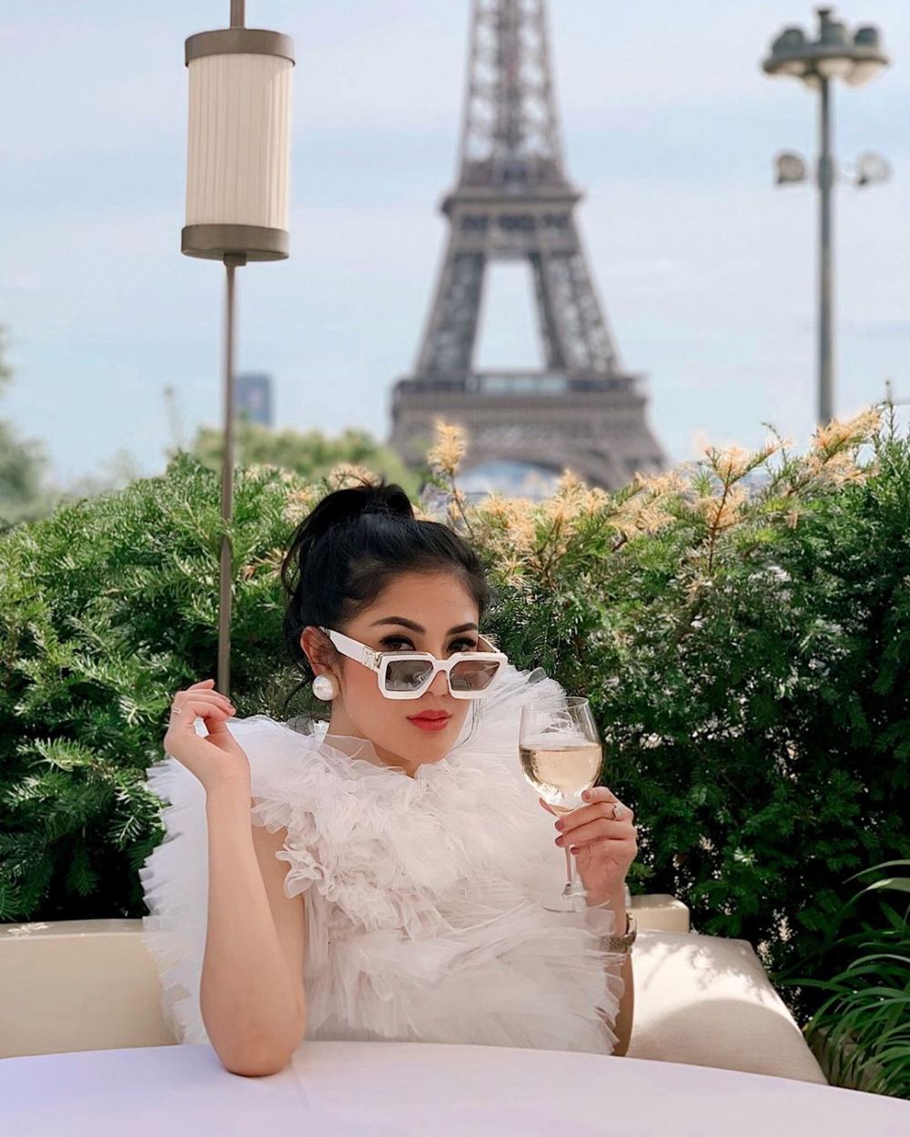 11 Gaya Nindy Ayunda saat liburan di Eropa, stylist abis