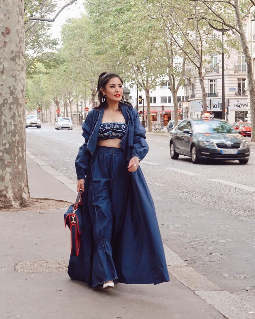 11 Gaya Nindy Ayunda saat liburan di Eropa, stylist abis