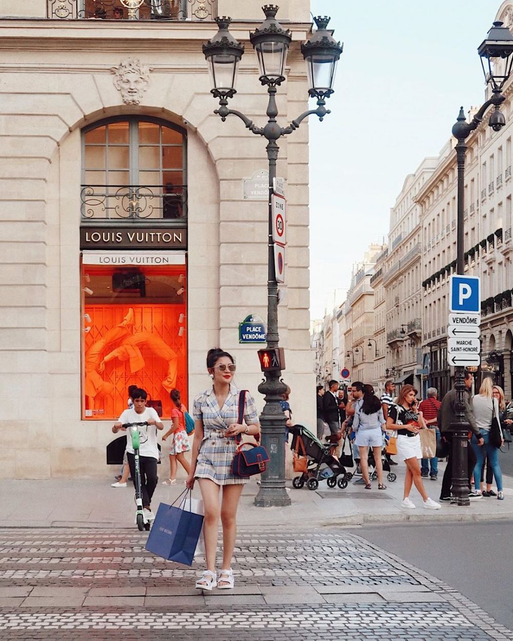 11 Gaya Nindy Ayunda saat liburan di Eropa, stylist abis