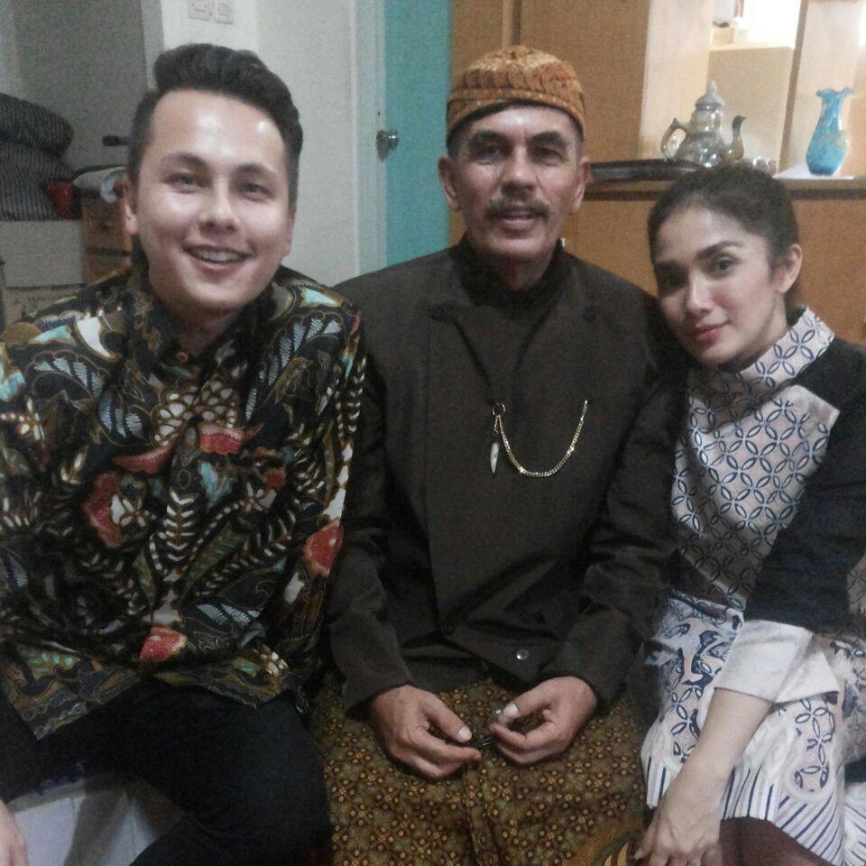 8 Momen kedekatan Ussy Sulistiawaty & mertua yang jarang diekspos