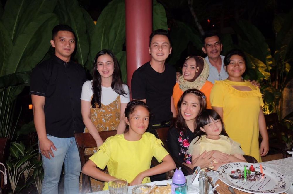 8 Momen kedekatan Ussy Sulistiawaty & mertua yang jarang diekspos