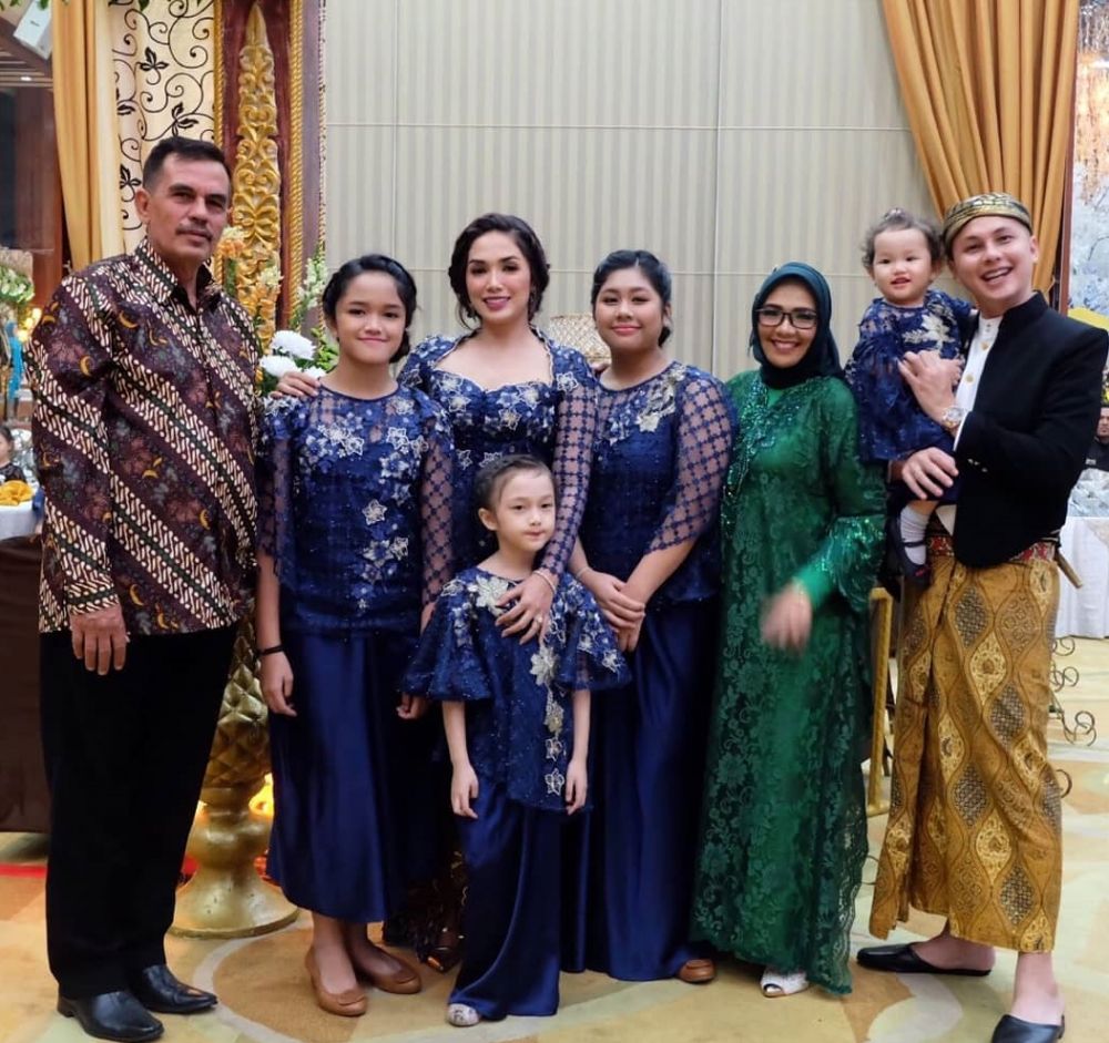 8 Momen kedekatan Ussy Sulistiawaty & mertua yang jarang diekspos