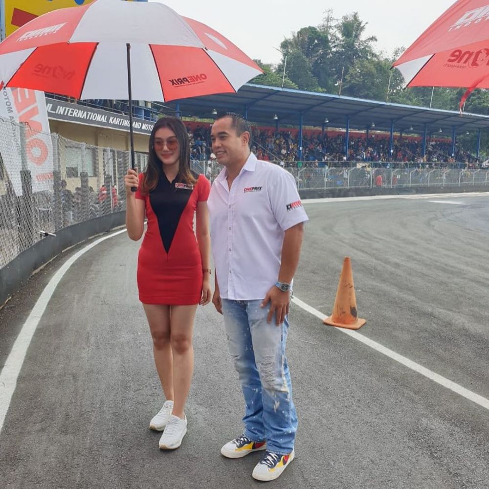 Suami foto bareng umbrella girl, warganet peringati Nia Ramadhani