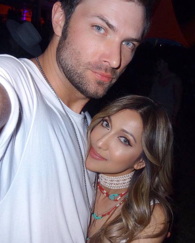 7 Potret mesra Tia Azhari dan suami bulenya, romantis abis