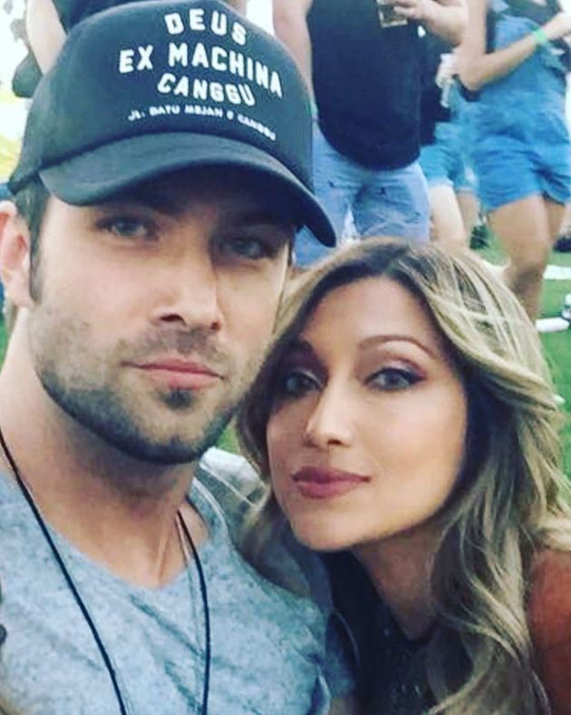 7 Potret mesra Tia Azhari dan suami bulenya, romantis abis