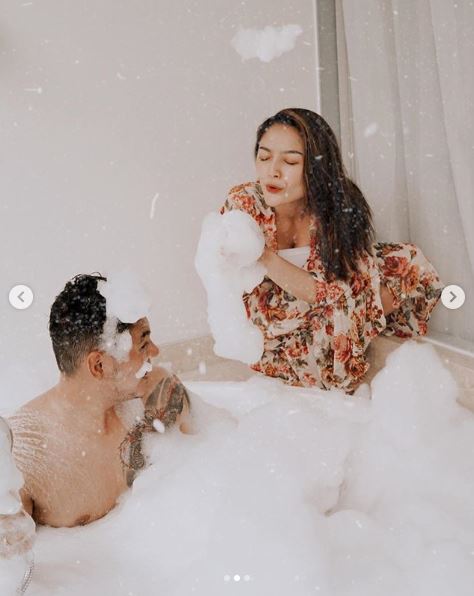 Unggah momen bareng suami di bathtub, Siti Badriah jadi sorotan