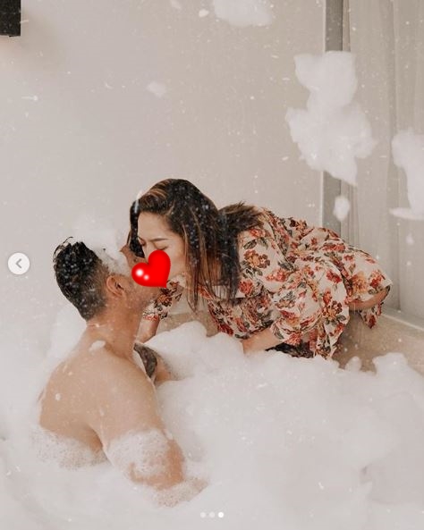 Unggah momen bareng suami di bathtub, Siti Badriah jadi sorotan