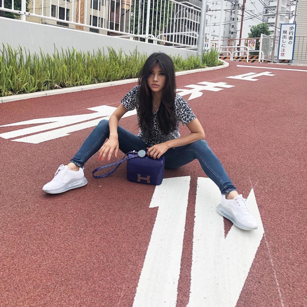 Adinda Bakrie unggah foto duduk di lantai, harga tasnya bikin melongo