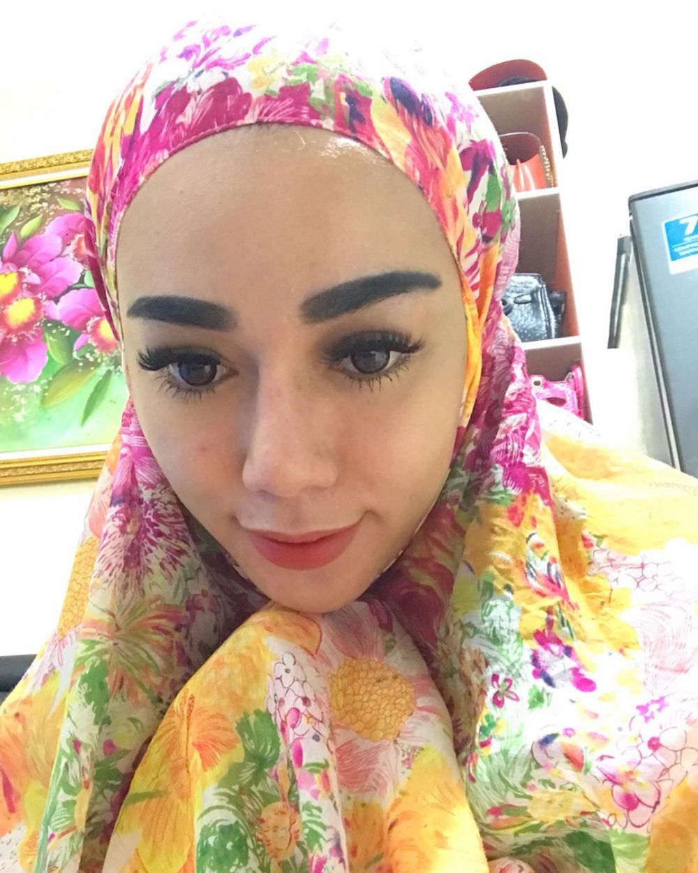 Kenakan mukena dengan full makeup, Bebby Fey tuai cibiran