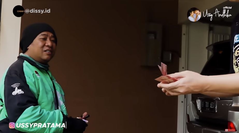 Ussy Sulistiawaty & suami bagi-bagi rezeki untuk driver ojek online