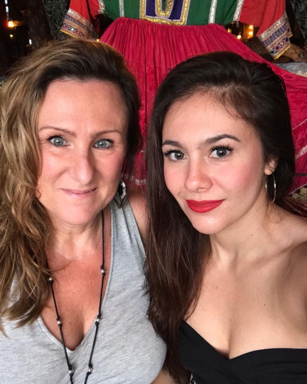 Jarang terekspos, ini momen 8 seleb cantik bareng ibu bulenya