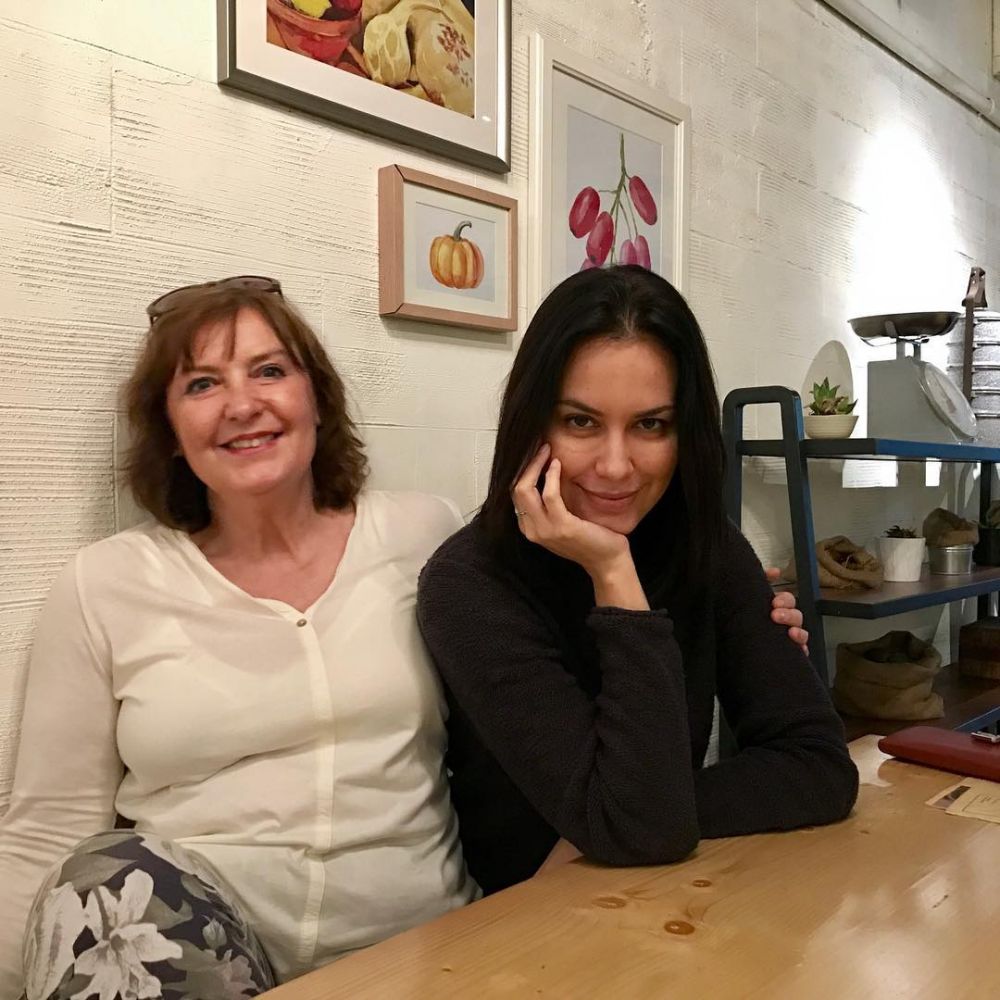 Jarang terekspos, ini momen 8 seleb cantik bareng ibu bulenya