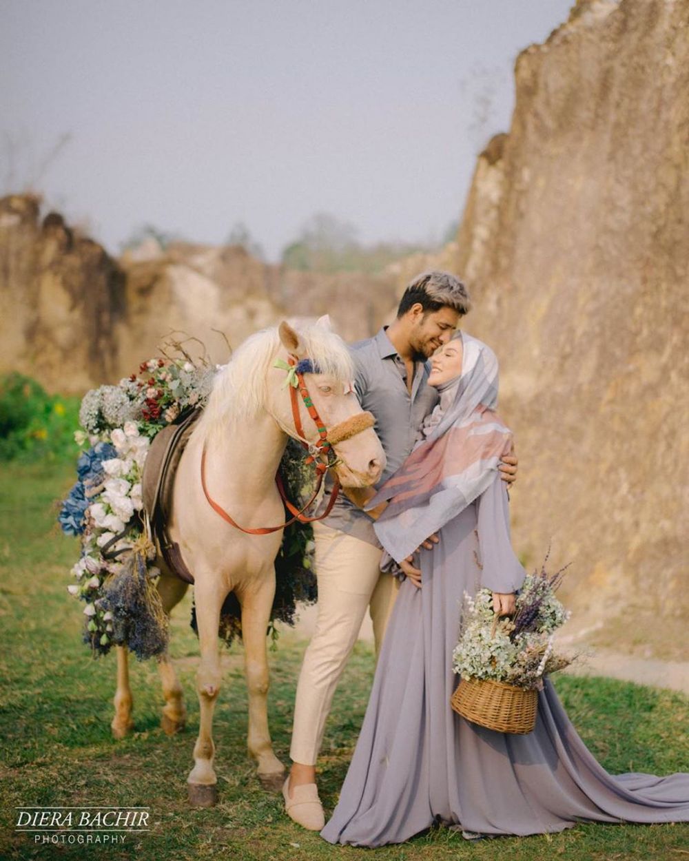 Tampil beda, 12 potret Irish Bella maternity berhijab & pakai kuda