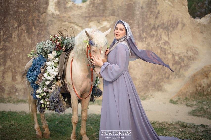 Tampil beda, 12 potret Irish Bella maternity berhijab & pakai kuda